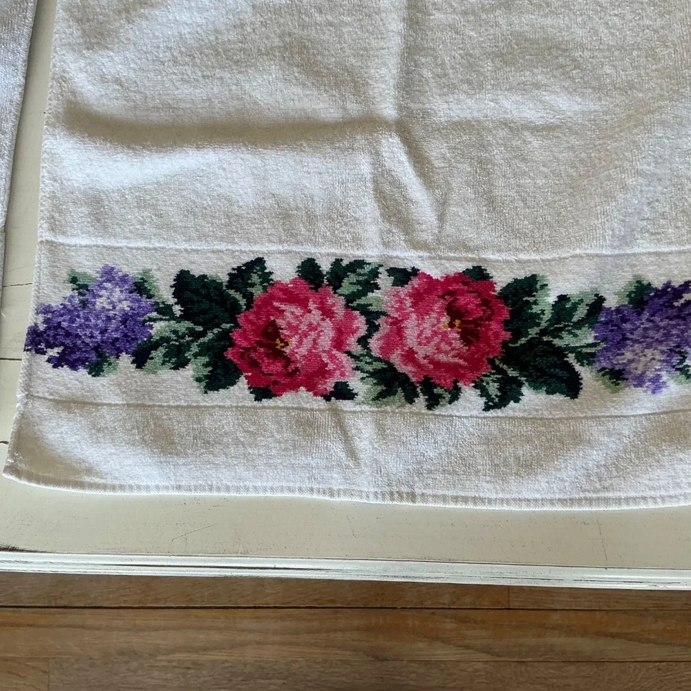 Vintage set of 2 Saks Fifth Avenue Floral Hand Towels